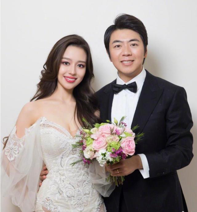 郎朗携娇妻合体现身活动大秀恩爱,郎朗吉娜秀蜂腰曲线