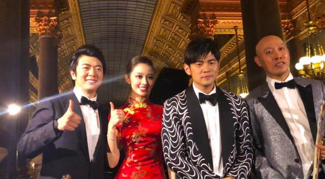 郎朗携娇妻合体现身活动大秀恩爱,郎朗吉娜秀蜂腰曲线