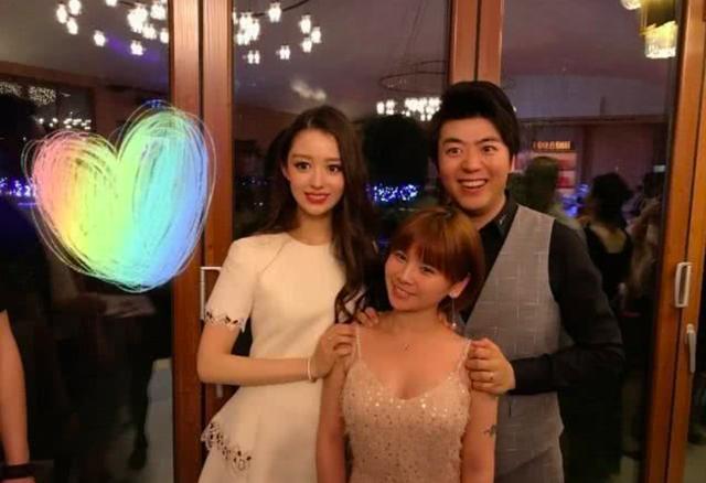 郎朗携娇妻合体现身活动大秀恩爱,郎朗吉娜秀蜂腰曲线