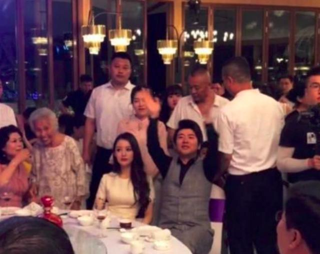 郎朗携娇妻合体现身活动大秀恩爱,郎朗吉娜秀蜂腰曲线