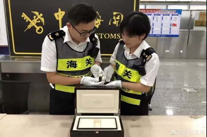 男子戴1000万名表在海关被抓,男子戴275万的手表被海关拦下