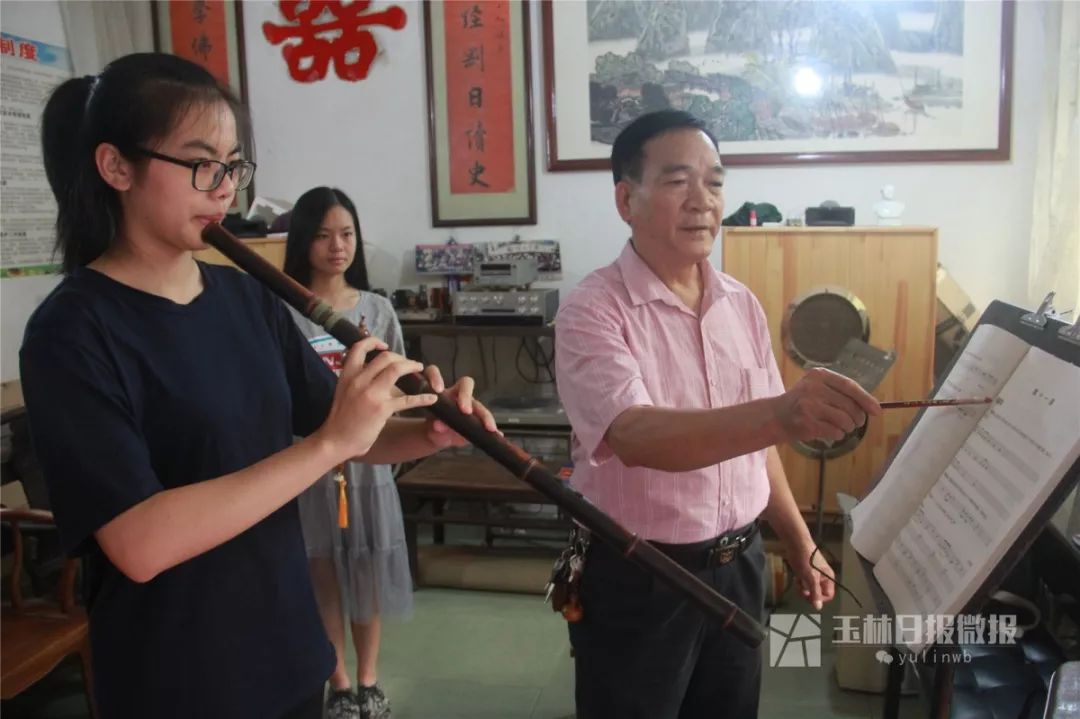 厉害！这位玉林老人会8种乐器！优雅的人生与年龄无关