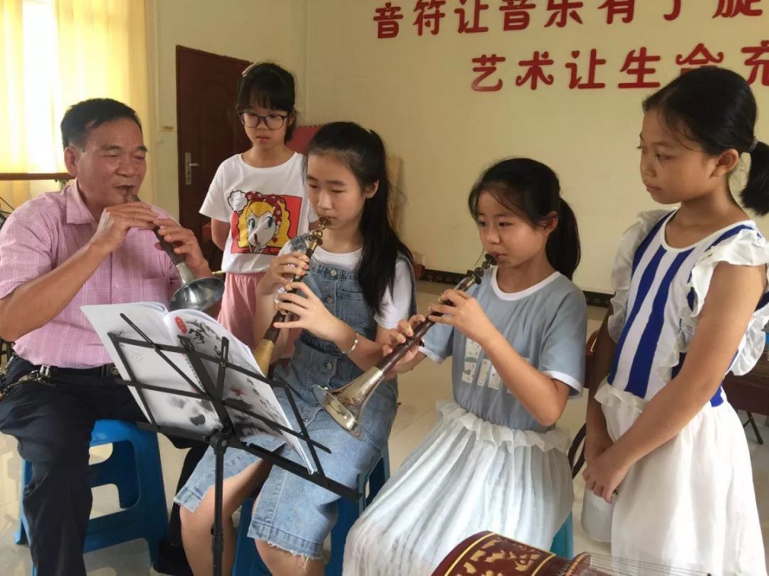 厉害!这位玉林老人会8种乐器!优雅的人生与年龄无关