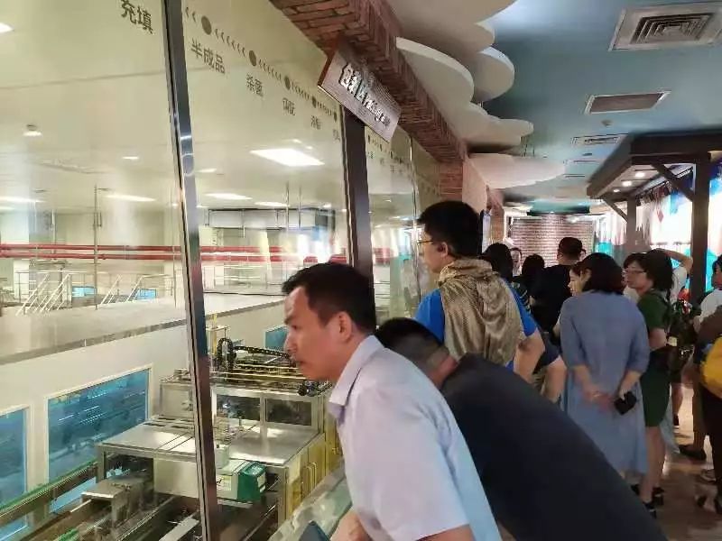 “2019透明工厂”走进味全品尝参观乐趣多