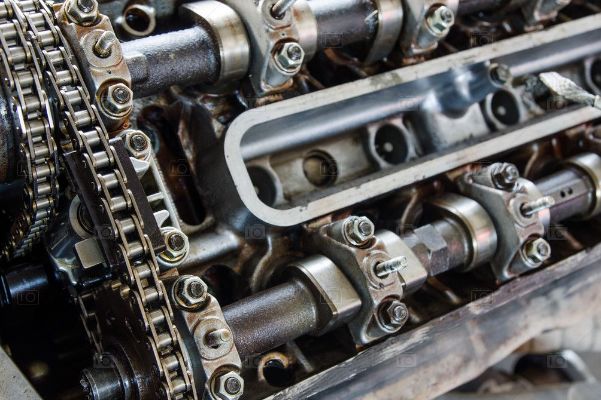 换机油能不能放完机油再发动一下,发动机有油泥经常换机油会减少吗