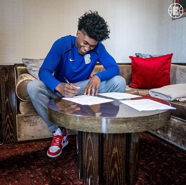 姑娘们，把NBA2K里的鞋拉出来溜溜