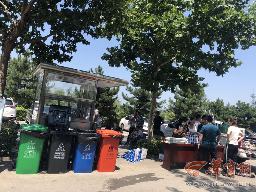 秦岭捡垃圾活动响应众多游客：建议培养市民良好习惯