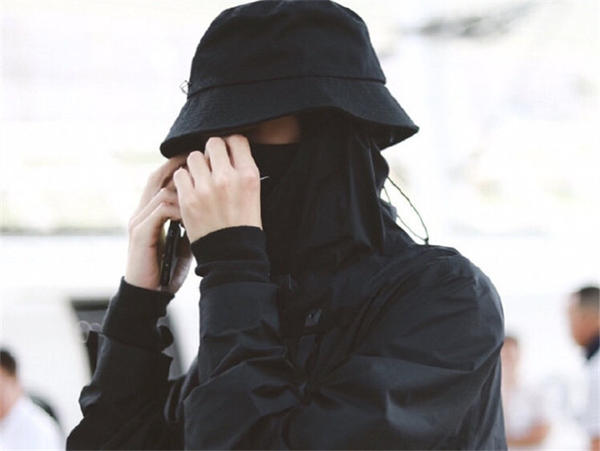 王一博在小区边滑滑板边遛狗,王一博滑板搞笑行为