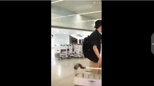 王一博在小区边滑滑板边遛狗,王一博滑板搞笑行为