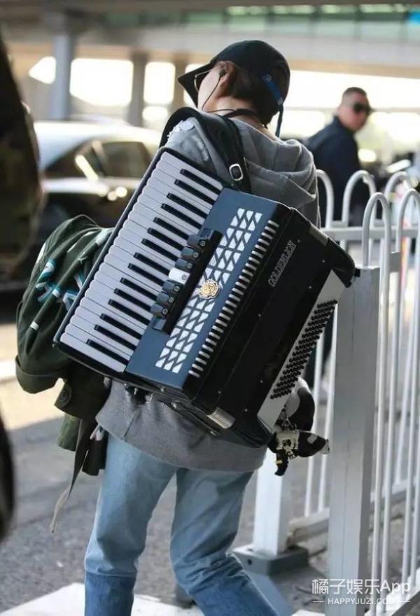 王一博在小区边滑滑板边遛狗,王一博滑板搞笑行为