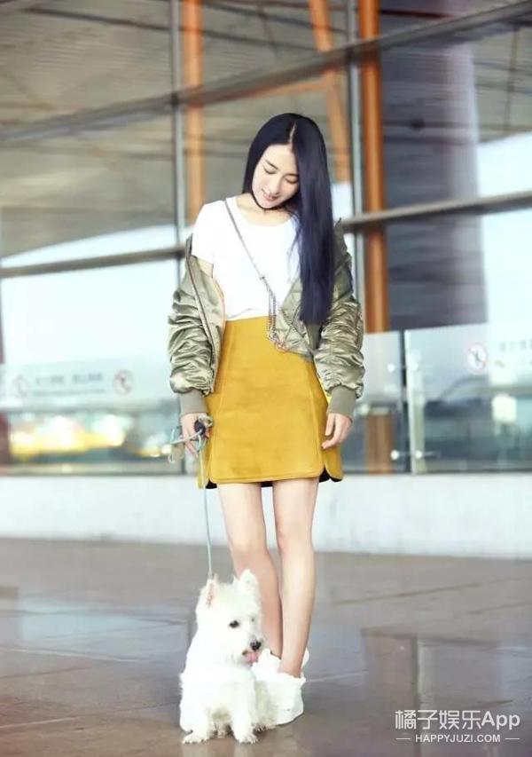 王一博在小区边滑滑板边遛狗,王一博滑板搞笑行为