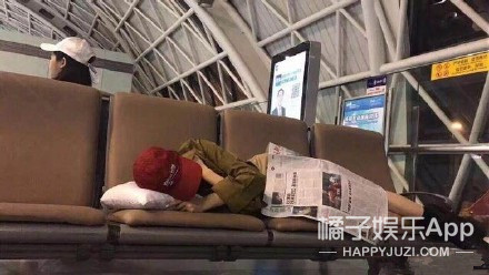 王一博在小区边滑滑板边遛狗,王一博滑板搞笑行为