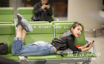 王一博在小区边滑滑板边遛狗,王一博滑板搞笑行为