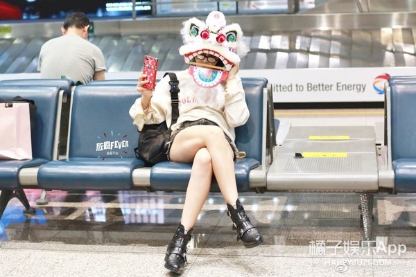 王一博在小区边滑滑板边遛狗,王一博滑板搞笑行为