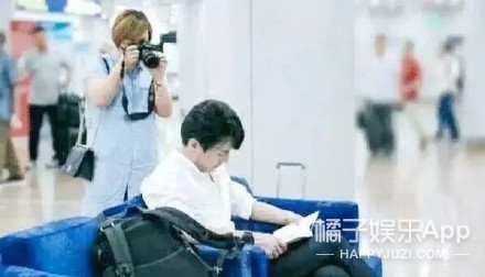 王一博在小区边滑滑板边遛狗,王一博滑板搞笑行为