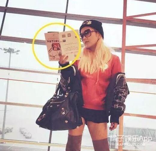 王一博在小区边滑滑板边遛狗,王一博滑板搞笑行为