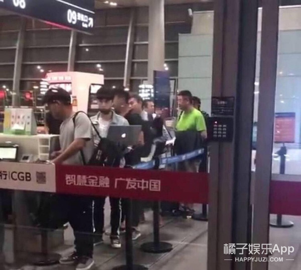 王一博在小区边滑滑板边遛狗,王一博滑板搞笑行为