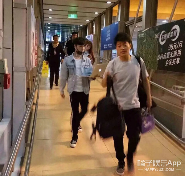 王一博在小区边滑滑板边遛狗,王一博滑板搞笑行为