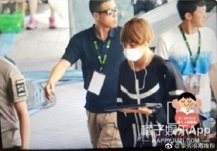 王一博在小区边滑滑板边遛狗,王一博滑板搞笑行为