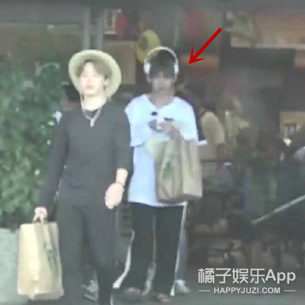 王一博在小区边滑滑板边遛狗,王一博滑板搞笑行为