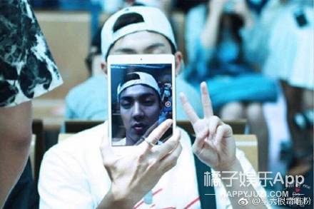 王一博在小区边滑滑板边遛狗,王一博滑板搞笑行为