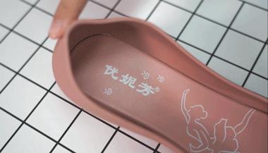 别再说雨鞋捂脚又显丑!有了它,增高显腿长!我天天盼着下雨