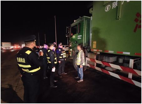 快看，这些人被抓了！