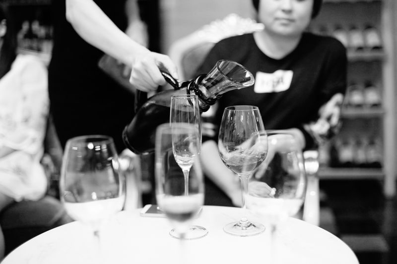 女子喝奶茶被投诉,柳州饭店茶位费合法吗