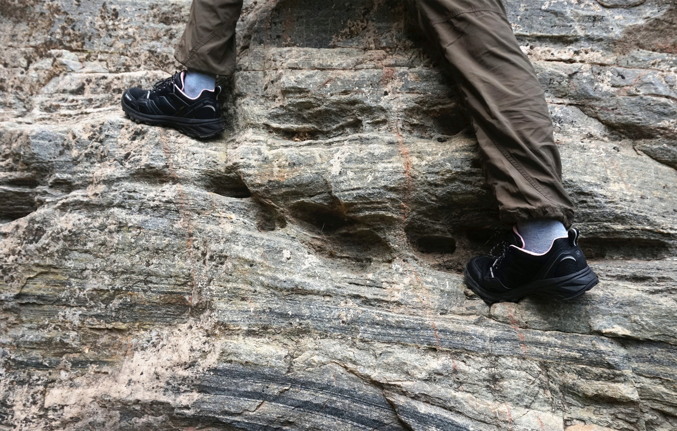 探路者户外登山鞋goretex,探路者和北面的登山鞋对比