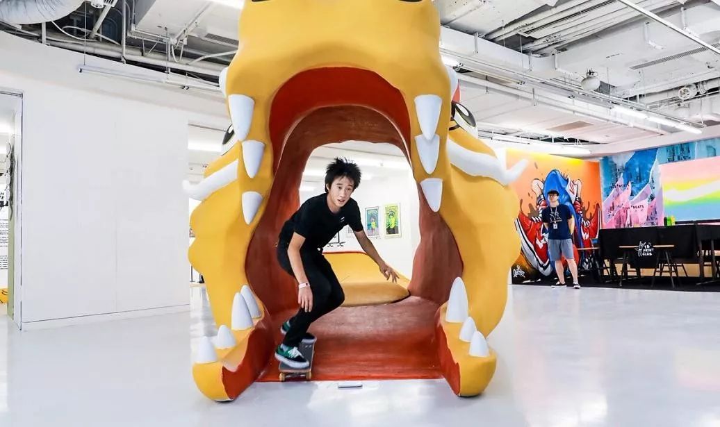 「线*体下**验」Vans、芭比布朗…全球大牌排队求合作，沪上潮人新去处“网红商场”落地