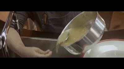 为了卖泡面这家公司拉着全体员工在电视机前鞠躬，结果卖得更好了