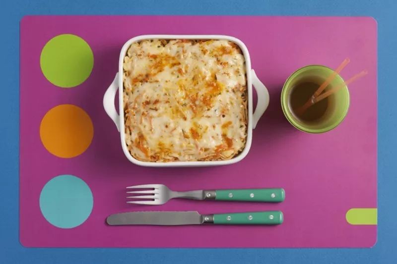 为了卖泡面这家公司拉着全体员工在电视机前鞠躬，结果卖得更好了