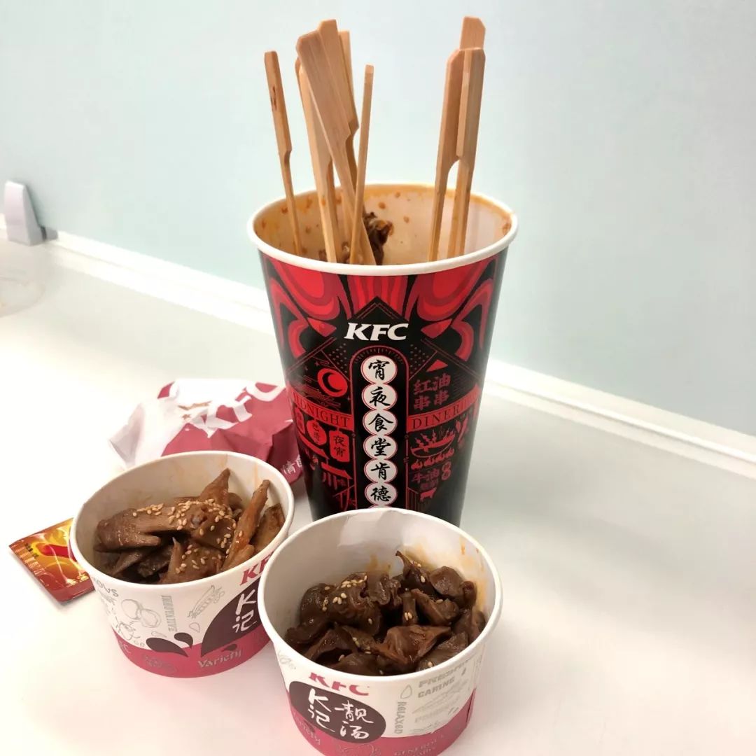 已实测！成都人吃了26年的廖记棒棒鸡开卖中式汉堡！10多块钱居然能买正版漫威...这一波跨界骚操作你打几分？