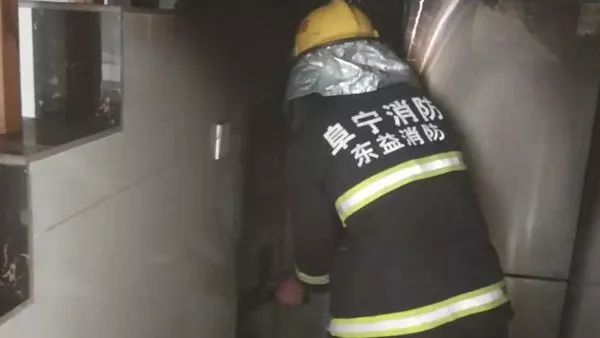 男孩睡前点4盘蚊香致深度中毒,睡觉之前在房间里点了几根蚊香