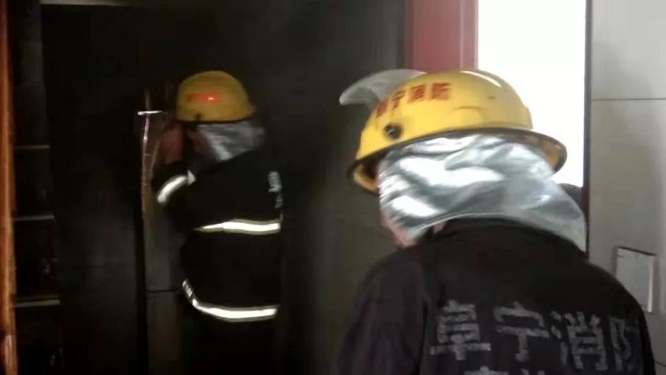 男孩睡前点4盘蚊香致深度中毒,睡觉之前在房间里点了几根蚊香