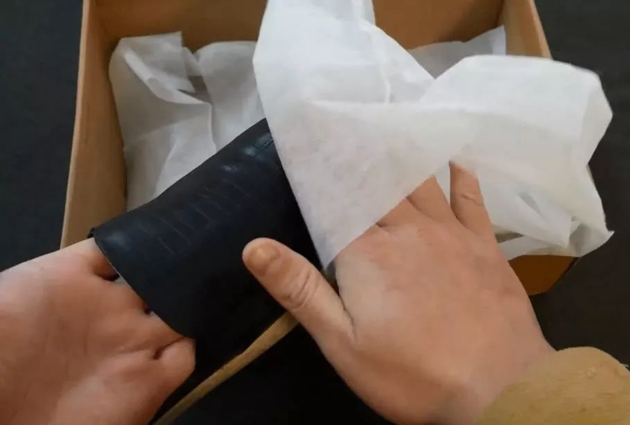 买了20年鞋，才知道鞋盒里的白布这么重要，以前太浪费了