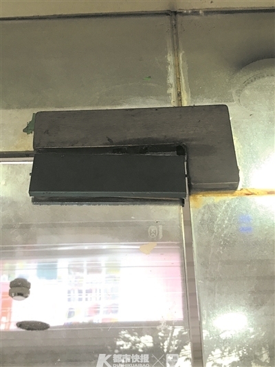 玻璃门倒下妈妈救孩子受重伤,玻璃门倒下妈妈为保护孩子受伤