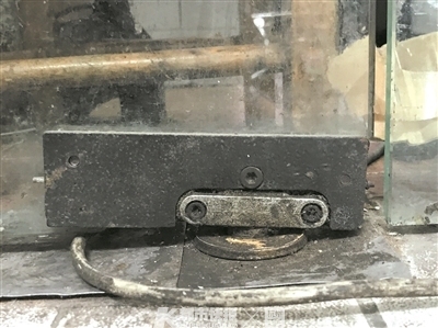 玻璃门倒下妈妈救孩子受重伤,玻璃门倒下妈妈为保护孩子受伤