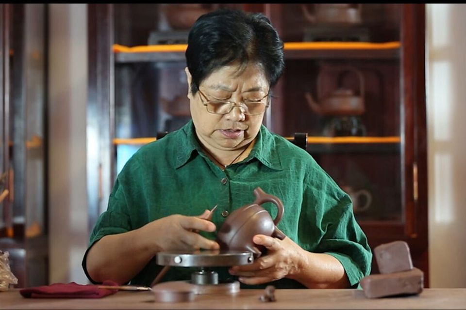 盖个大师章，数百元紫砂壶暴涨数万，大师涉恶揭开代工江湖