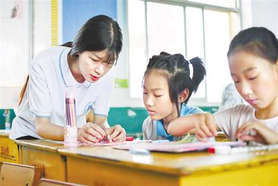 在火热实践中贡献青年力量,在火热的社会实践中绽放青春