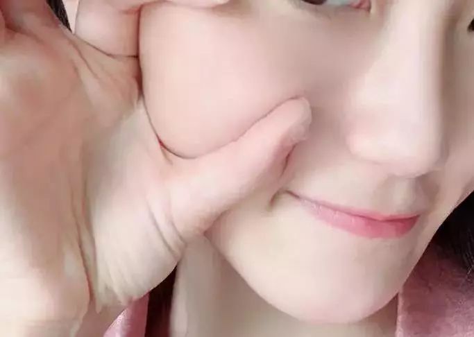 脸上搓出3斤泥！难怪又黄又暗又黑头！10秒给脸蛋“剥壳”，厉害