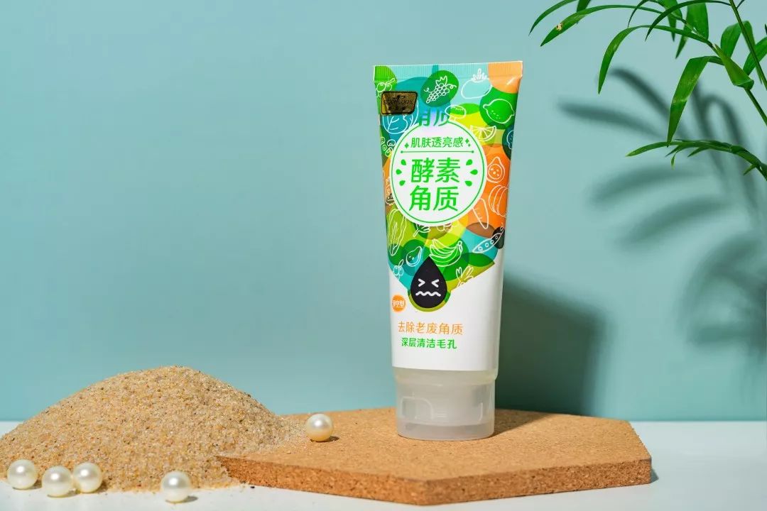 脸上搓出3斤泥！难怪又黄又暗又黑头！10秒给脸蛋“剥壳”，厉害