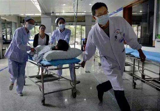 东北小伙*丸睾**碎了、膀胱破裂！女友做出了这个举动……