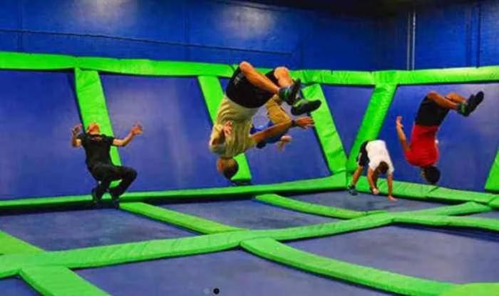 小孩游乐场网红秋千折断颈椎,18岁女孩玩蹦床摔倒瘫痪