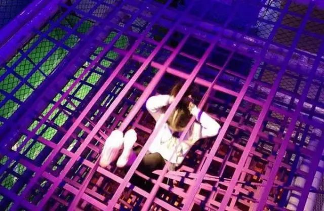 小孩游乐场网红秋千折断颈椎,18岁女孩玩蹦床摔倒瘫痪