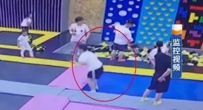 小孩游乐场网红秋千折断颈椎,18岁女孩玩蹦床摔倒瘫痪