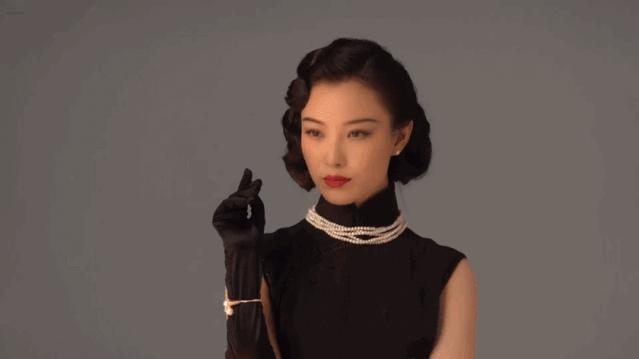 越年轻的小花越难穿好，我说旗袍