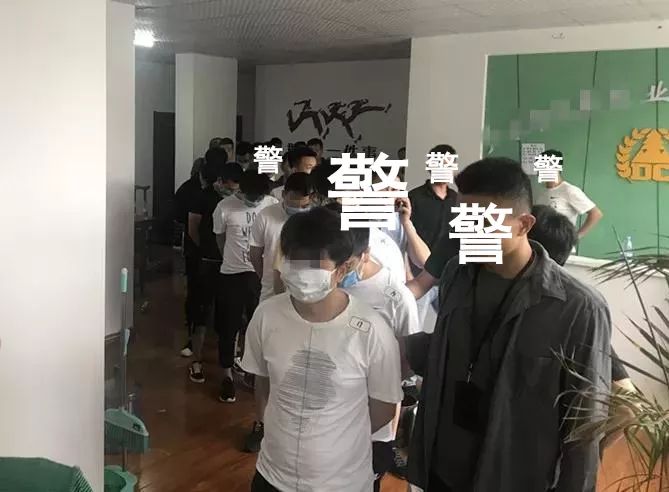 群里40人,39个“演员”,只有他真心想炒股!