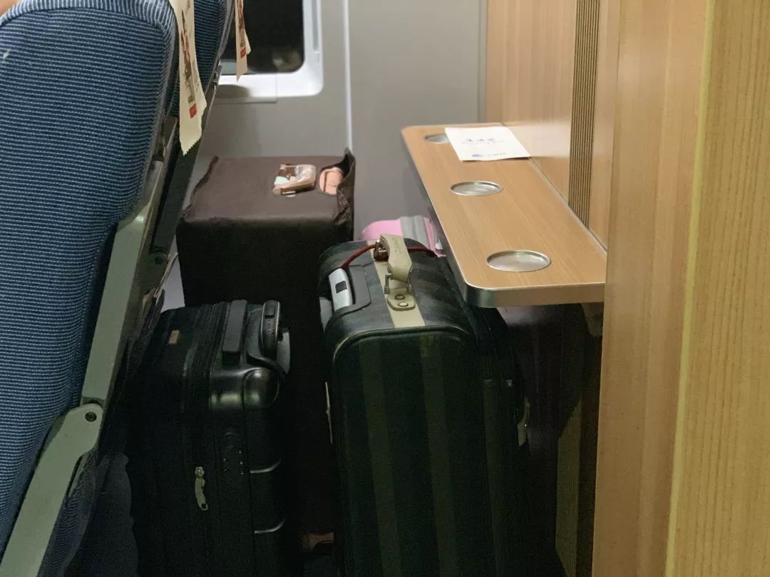 高铁上行李可以放在什么地方,高铁上带行李物品的规定