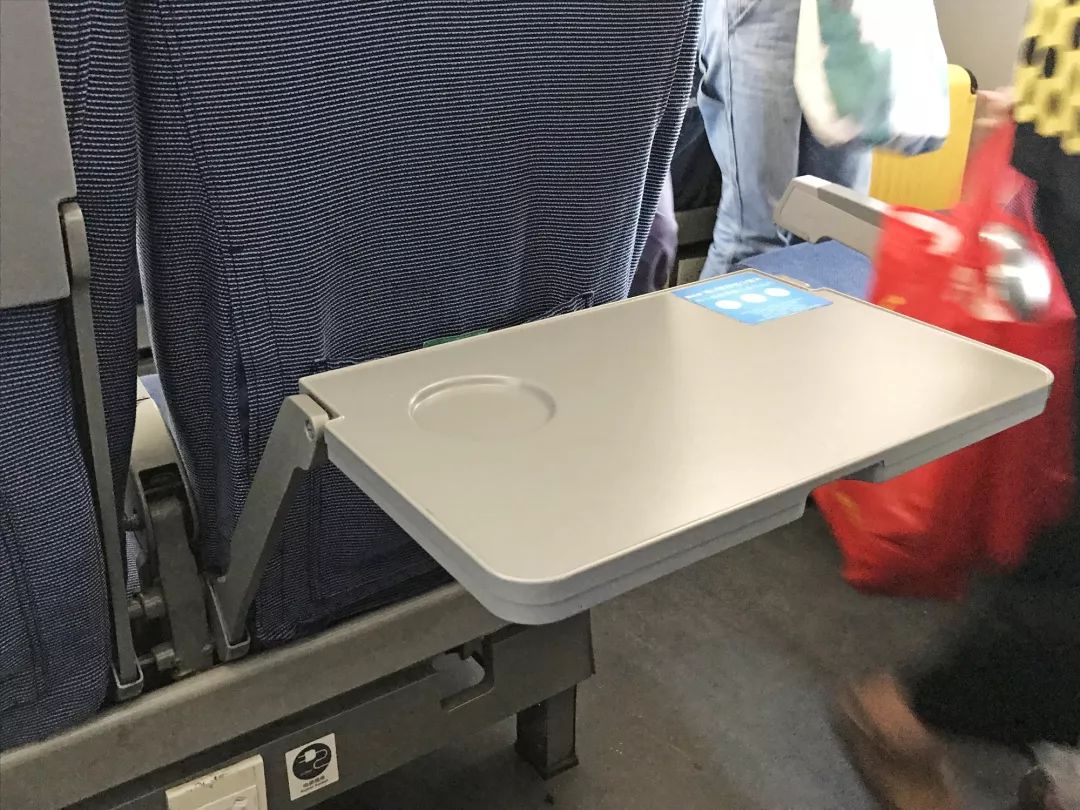 高铁上行李可以放在什么地方,高铁上带行李物品的规定